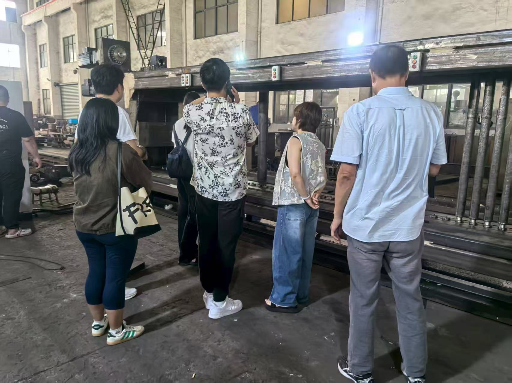 Τελευταία εταιρικά blogs για Thai Customers Visit Our Factory to Inspect CNC Servo Gabion Mesh Machine Production